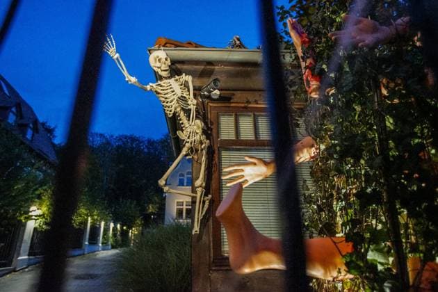 Halloween Celebrations In Gdansk, Poland A house decorated with themes from the movie character of Freddy Krueger, skeletons, cut off legs and hands and a large amount of pumpkins is seen in Gdansk, Poland on 29 October 2022 Freddy Krueger is a fictional character in the A Nightmare on Elm Street film series. Halloween in Poland is not very popular. Poles massively celebrate All Saints Day, and the right-wing authorities are fighting Halloween celebrations in schools, claiming that it is a custom against the Catholic faith. Gdansk Poland  Copyright: xMichalxFludrax originalFilename: fludra-hallowee221029_npGN8.jpg