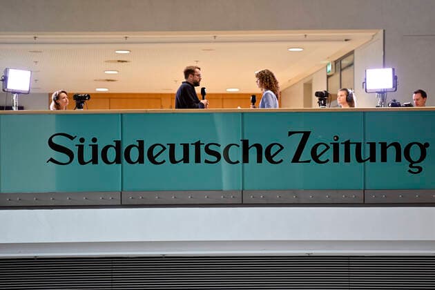 Paul Ronzheimer ist Journalist des Jahres, Archivbilder Reporter Paul Ronzheimer (BILD) gibt ein Interview vor einem Logo der Zeitung Süddeutsche Zeitung bei den Medientage München im ICM. (Symbolbild, Themenbild) München, 18.10.2022 Bayern Deutschland *** Reporter Paul Ronzheimer BILD gives an interview in front of a logo of the newspaper Süddeutsche Zeitung at the Medientage München at the ICM Symbol image, theme image Munich, 18 10 2022 Bavaria Germany Copyright: xDwixAnoraganingrumx
