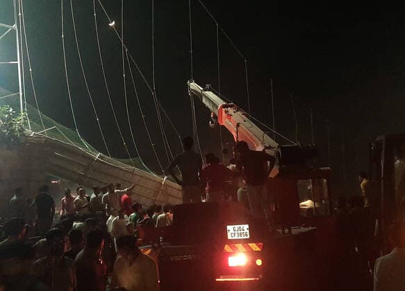 Bilder des Jahres 2022, News 10 Oktober News Themen der Woche KW43 News Bilder des Tages (221031) -- GUJARAT, Oct. 31, 2022 -- This photo taken on Oct. 30, 2022 shows rescue operation going next to a collapsed cable bridge in Morbi district of India s western state of Gujarat. The death toll has risen to 60 in the bridge collapse in India s western state of Gujarat on Sunday evening, said media reports. (Str Xinhua) INDIA-GUJARAT-BRIDGE COLLAPSE JavedxDar 