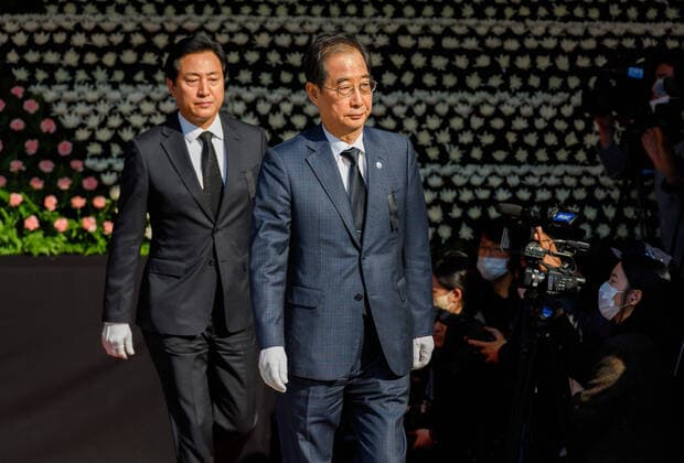 News Themen der Woche KW44 News Bilder des Tages October 31, 2022, Seoul, South Korea: South Korea s Prime Minister Han Duck-soo (R) and Seoul Mayor Oh Se-hoon (L) visit in front of a joint memorial altar for the victims of the deadly Halloween crush, outside the city hall in Seoul. The death toll from the Halloween crowd crush in Seoul has risen to 154, including 26 foreigners, officials said, as the country mourned the deadliest tragedy in years and tried to cope with the aftermath. The death toll could rise further, as 33 others remain in serious condition, according to officials at the Central Disaster and Safety Countermeasures Headquarters. A total of 116 others sustained minor injuries, they said..All but one of the fatalities have been identified, officials said..The 26 foreign vi - ZUMAs197 20221031_zaa_s197_010 Copyright: xKimxJae-Hwanx
