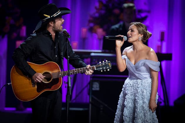 Nashville, Tenn. - Lukas Nelson and Emmy Russell peform during Coal Miner s Daughter A Celebration of the Life and Music of Loretta Lynn at the Grand Ole Opry in Nashville, Tenn. Credit: Jamie Gilliam The Photo Access USA - 2022 - Coal Miner s Daughter A Celebration of the Life and Music of Loretta Lynn in Nashville, Tennessee.  Copyright: xJamiexGilliamx