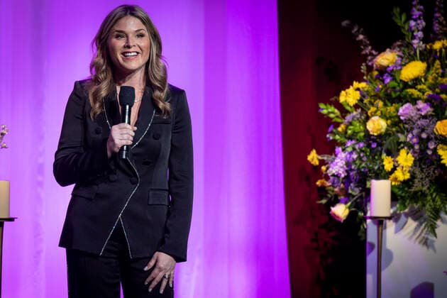 Nashville, Tenn. -Jenna Bush Hager speaks during Coal Miner s Daughter A Celebration of the Life and Music of Loretta Lynn at the Grand Ole Opry in Nashville, Tenn. Credit: Jamie Gilliam The Photo Access USA - 2022 - Coal Miner s Daughter A Celebration of the Life and Music of Loretta Lynn in Nashville, Tennessee.  Copyright: xJamiexGilliamx