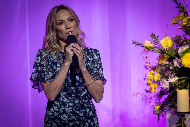Nashville, Tenn. - Sheryl Crowe speaks during Coal Miner s Daughter A Celebration of the Life and Music of Loretta Lynn at the Grand Ole Opry in Nashville, Tenn. Credit: Jamie Gilliam The Photo Access USA - 2022 - Coal Miner s Daughter A Celebration of the Life and Music of Loretta Lynn in Nashville, Tennessee.  Copyright: xJamiexGilliamx
