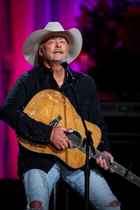 Nashville, Tenn. - Alan Jackson performs during Coal Miner s Daughter A Celebration of the Life and Music of Loretta Lynn at the Grand Ole Opry in Nashville, Tenn. Credit: Jamie Gilliam The Photo Access USA - 2022 - Coal Miner s Daughter A Celebration of the Life and Music of Loretta Lynn in Nashville, Tennessee.  Copyright: xJamiexGilliamx