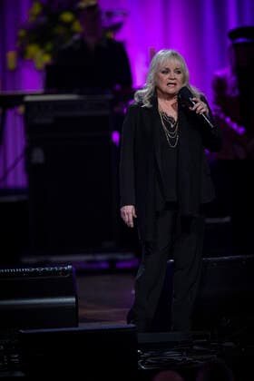 Nashville, Tenn. - Barbara Mandrell speaks during the Coal Miner s Daughter A Celebration of the Life and Music of Loretta Lynn at the Grand Ole Opry in Nashville, Tenn. Credit: Jamie Gilliam The Photo Access USA - 2022 - Coal Miner s Daughter A Celebration of the Life and Music of Loretta Lynn in Nashville, Tennessee.  Copyright: xJamiexGilliamx