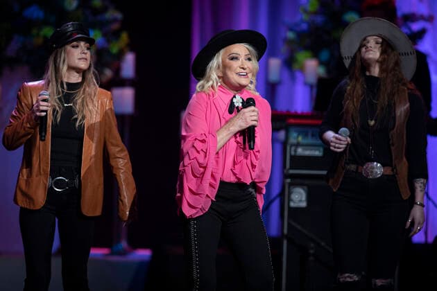 Nashville, Tenn. - Tanya Tucker performs during the Coal Miner s Daughter A Celebration of the Life and Music of Loretta Lynn at the Grand Ole Opry in Nashville, Tenn. Credit: Jamie Gilliam The Photo Access USA - 2022 - Coal Miner s Daughter A Celebration of the Life and Music of Loretta Lynn in Nashville, Tennessee.  Copyright: xJamiexGilliamx