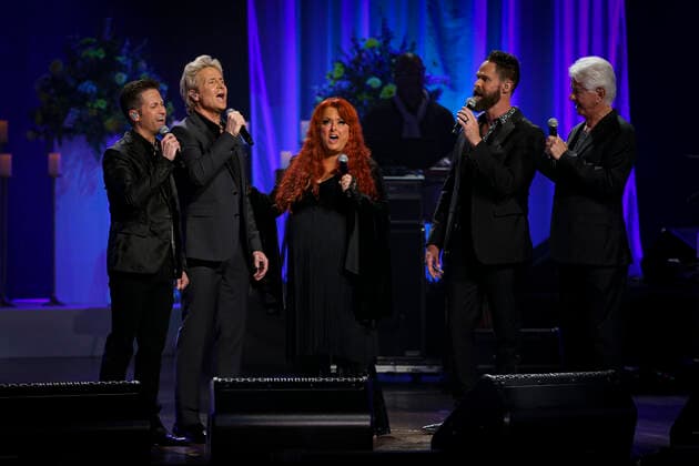 Nashville, Tenn. - Wynonna Judd performs with Wes Hampton, Reggie Smith, and Adam Crabb of the Gaither Vocal Band and Larry Strickland at the Grand Ole Opry in Nashville, Tenn. Credit: Jamie Gilliam The Photo Access USA - 2022 - Coal Miner s Daughter A Celebration of the Life and Music of Loretta Lynn in Nashville, Tennessee.  Copyright: xJamiexGilliamx
