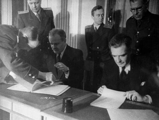 Yalta Conference 3090816 05.02.1945 The Yalta (Crimea) conference of the allied states on February 4-11, 1945. From left: People s Commissioner for Foreign Affairs of the USSR Vyacheslav Molotov and British Minister of Foreign Affairs Anthony Eden sign bilateral agreements. RIA Novosti Sputnik Yalta Russia  Copyright: xRIAxNovostix