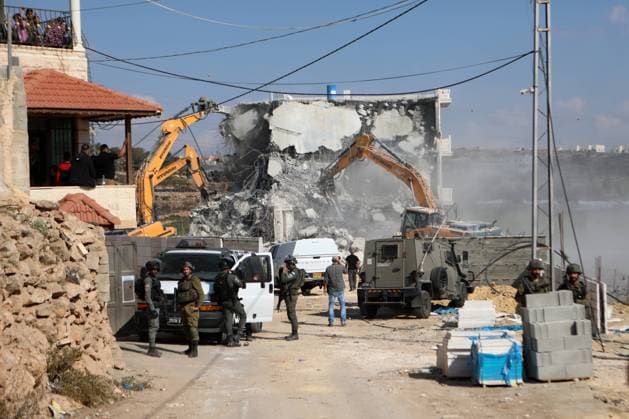 Bilder des Jahres 2022, News 10 Oktober News Themen der Woche KW44 News Bilder des Tages Israeli bulldozers demolish a three-storey Palestinian building, in the West Bank city of Hebron Israeli bulldozers demolish a three-storey Palestinian building, in the West Bank city of Hebron, on October 31, 2022. Local Palestinian sources said that the Israeli army demolished a house under construction owned by Palestinian Azzam Jaber, in the West Bank city of Hebron. Photo by Mamoun Wazwaz APAimages Hebron West Bank Palestinian Territory 311022_HEBRON_MW_00 (39) Copyright: xapaimagesxMamounxWazwazx xapaimagesx