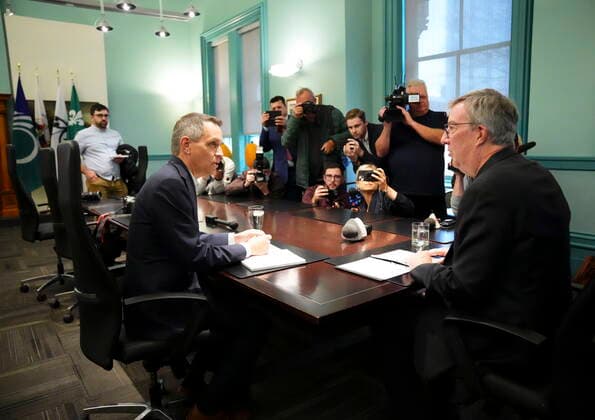 October 31, 2022, Ottawa, ON, CAN: Outgoing Ottawa mayor Jim Watson (right) welcomes mayor-elect Mark Sutcliffe to the mayor s office at City Hall in Ottawa, on Monday, Oct. 31, 2022. Ottawa CAN  - ZUMAc35_ 20221031_zaf_c35_002 Copyright: xSeanxKilpatrickx