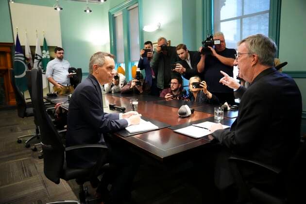 October 31, 2022, Ottawa, ON, CAN: Outgoing Ottawa mayor Jim Watson welcomes mayor-elect Mark Sutcliffe to the mayor s office at City Hall in Ottawa, on Monday, Oct. 31, 2022. Ottawa CAN  - ZUMAc35_ 20221031_zaf_c35_003 Copyright: xSeanxKilpatrickx
