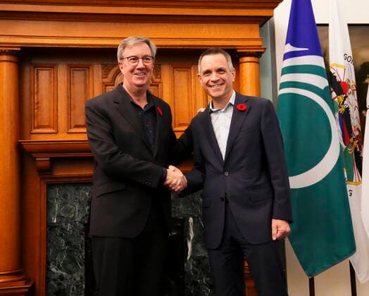 October 31, 2022, Ottawa, ON, CAN: Outgoing Ottawa mayor Jim Watson welcomes mayor-elect Mark Sutcliffe to the mayor s office at City Hall in Ottawa, on Monday, Oct. 31, 2022. Ottawa CAN  - ZUMAc35_ 20221031_zaf_c35_007 Copyright: xSeanxKilpatrickx