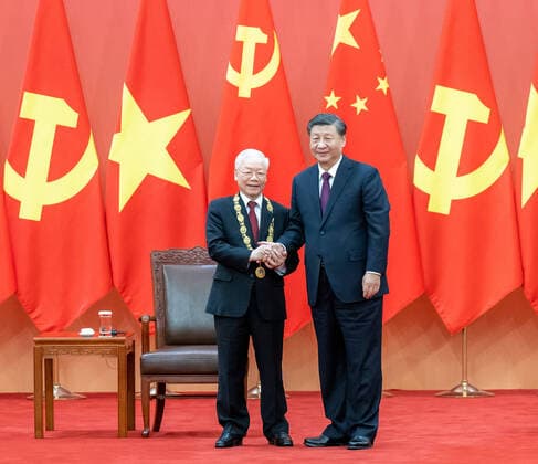 News Bilder des Tages (221031) -- BEIJING, Oct. 31, 2022 -- Xi Jinping, general secretary of the Communist Party of China Central Committee and Chinese president, awards Nguyen Phu Trong, general secretary of the Communist Party of Vietnam Central Committee, the Friendship Medal of the People s Republic of China during a ceremony held at the Great Hall of the People in Beijing, capital of China, Oct. 31, 2022. ) CHINA-BEIJING-XI JINPING-VIETNAM-COMMUNIST PARTY CHIEF-FRIENDSHIP MEDAL (CN) ZhaixJianlan 