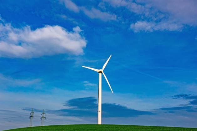 Ein einzelnes Windrad steht am 29.10.2022 bei Steinsdorf in der Naehe von Leutenberg. Die 50 Meter hohe Windkraftanlage mit einer Leistung von 600 kW ist seit 1995 in Betrieb und weithin sichtbar. A single wind turbine is on October 29th, 2022 near Steinsdorf near Leutenberg. The 50 meter high wind turbine with an output of 600 kW has been in operation since 1995 and can be seen from afar. search: Deutschland Germany Thueringen Symbolbild Symbolfoto Thueringia Aussenaufnahme Wetter Wetterfeature Herbstfeature Feature Landschaft Landschaften Natur Landschaftsfoto Landschaftsphoto Symbolisch Symbolbild Symbolfoto Symbolphoto Sonnenuntergang Herbstwetter Herbst Natur Naturfoto Naturphoto Wetterfeature Stimmung stimmungsvoll Wetterfoto Wette