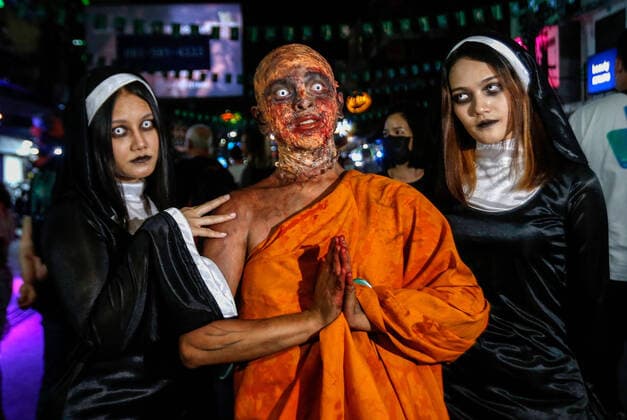 News Themen der Woche KW44 News Bilder des Tages October 31, 2022, Bangkok, Thailand: Revelers with Halloween make-up and dressed in costumes pose for photographs during the Halloween celebrations at popular tourist street Khaosan Road in Bangkok. Khaosan road one of the most knowable walking street in Bangkok held the ghost parade event for Halloween festival after 2 years of COVID restrictions. Bangkok Thailand - ZUMAs197 20221031_zaa_s197_052 Copyright: xChaiwatxSubprasomx