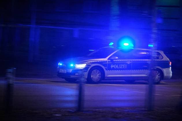Hamburg, 31.10.2022 Ein Streifenwagen der Polizei ist in der dunklen Nacht mit Blaulicht in der Stadt unterwegs. Hamburg Deutschland *** Hamburg, 31 10 2022 A police patrol car is on the road in the dark night with blue lights in the city Hamburg Germany