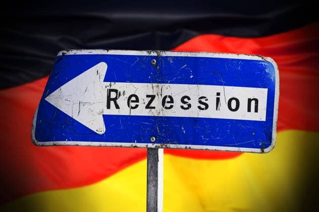 FOTOMONTAGE, Verbeulter Wegweiser mit Aufschrift Rezession *** PHOTOMONTAGE, Dented signpost with inscription recession ** NUR FUER REDAKTIONELLE ZWECKE ** EDITORIAL USE ONLY **