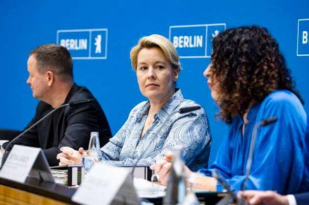 (L-R) Senator für Kultur und Europa Klaus Lederer, die Regierende Bürgermeisterin Franziska Giffey, Senatorin für Umwelt, Mobilität, Verbraucher- und Klimaschutz Bettina Jarasch waehrend der Senatspressekonferenz nach einer Sondersitzung des Senats in Berlin am 1. November 2022. Senatspressekonferenz in Berlin *** L R Senator for Culture and Europe Klaus Lederer, Governing Mayor Franziska Giffey, Senator for the Environment, Mobility, Consumers and Climate Protection Bettina Jarasch during the Senate press conference after a special session of the Senate in Berlin on November 1, 2022 Senate press conference in Berlin.