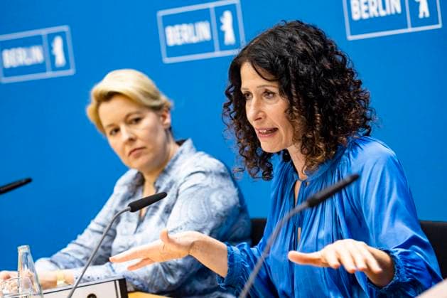 News Themen der Woche KW44 News Bilder des Tages Die Regierende Bürgermeisterin Franziska Giffey und Senatorin für Umwelt, Mobilität, Verbraucher- und Klimaschutz Bettina Jarasch waehrend der Senatspressekonferenz nach einer Sondersitzung des Senats in Berlin am 1. November 2022. Senatspressekonferenz in Berlin *** Governing Mayor Franziska Giffey and Senator for Environment, Mobility, Consumers and Climate Protection Bettina Jarasch during the Senate press conference after a special session of the Senate in Berlin on November 1, 2022 Senate press conference in Berlin