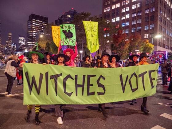News Themen der Woche KW44 November 1, 2022, New York, New York, us: It was a Thriller at the 49th annual Village Halloween Parade in Greenwich Village. Costumes of every kind and every genre filled the air up Sixth Ave as thousands marched and thousands watched from the sidelines. Floats, dancers, bands and just people celebrated a NYC Halloween. New York us - ZUMAh156 20221101_znp_h156_014 Copyright: xMiloxHessx