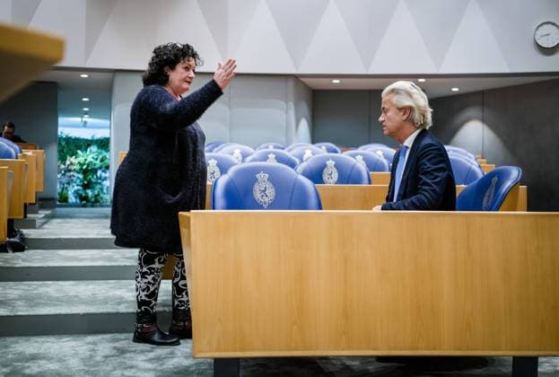2022-11-01 21:00:34 THE HAGUE - Caroline van der Plas (BBB) and Geert Wilders (PVV) during an interpellation debate about high inflation and its compensation. ANP BART MAAT netherlands out - belgium out *** 2022 11 01 21 00 34 THE HAGUE Caroline van der Plas BBB and Geert Wilders PVV during an interpellation debate about high inflation and its compensation ANP BART MAAT netherlands out belgium out  Copyright: xx x457069578x originalFilename: 457069578.jpg