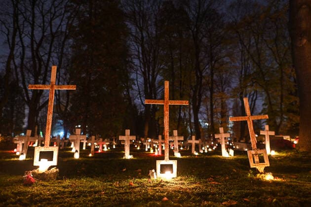 News Bilder des Tages All Saints Day 2022 In Poland View of the Rakowicki Cemetery in Krakow. On November 1, All Saints Day, many people in Poland pay tribute to deceased family members. It is a day off from work and many travel to visit the graves of their loved ones where many flowers and candles are placed. On Tuesday, November 01, 2022, in Krakow, Lesser Poland Voivodeship, Poland. Krakow Poland  Copyright: xArturxWidakx originalFilename: widak-allsaint221101_npnN1.jpg