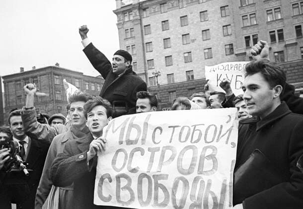 Protest against US aggression in Cuba 5752792 24.10.1962 The Bay of Pigs Invasion (April 14-19, 1961) masterminded by the US Government to overthrow Fidel Castro s government in Cuba. A protest rally outside the US Embassy in Moscow Moscow Russia  Copyright: xx