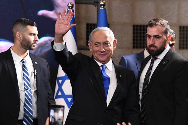News Themen der Woche KW44 News Bilder des Tages (221102) -- JERUSALEM, Nov. 2, 2022 -- This photo taken on Nov. 2, 2022 shows former Israeli Prime Minister and leader of the Likud party Benjamin Netanyahu (C) at the party headquarters in Jerusalem. Exit polls from Israel s parliamentary elections suggested Tuesday that former Prime Minister Benjamin Netanyahu s bloc has a good chance of making a comeback after the country s fifth elections since 2019. Exit polls of three main Israeli TV channels indicated that the long-time leader and his alliance of far-right and ultra-Orthodox parties won 61-62 seats in the 120-seat parliament, suggesting they have enough seats to form a ruling coalition government. ( via Xinhua) MIDEAST-JERUSALEM-ISRAEL-ELECTION-NETANYAHU JINI 
