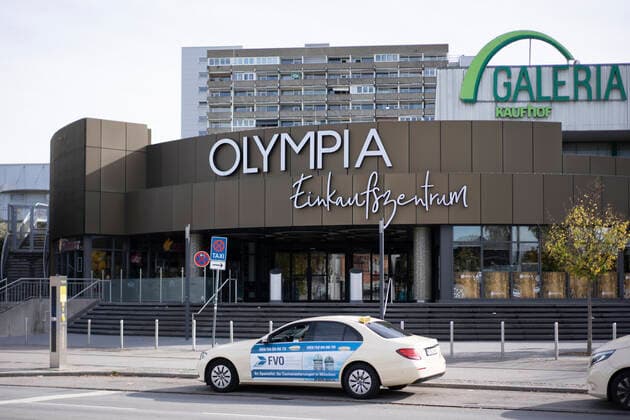 Olympia-Einkaufszentrum Eingang zum Olympia-Einkaufszentrum in München Munich Olympic Shopping Center, 23.10.2022 *** Olympic Shopping Center Entrance to the Olympic Shopping Center in Munich Munich Olympic Shopping Center, 23 10 2022