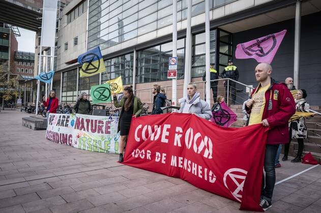 News Themen der Woche KW44 News Bilder des Tages 2022-11-02 16:12:30 THE HAGUE - Protesters are standing at the court where two men have to answer for the superfast judge. The suspects were arrested after their climate action in the Mauritshuis near the famous painting Girl with a Pearl Earring. It is about the man who stuck to the glazed painting and the man who filmed the action. ANP BART MAAT netherlands out - belgium out *** 2022 11 02 16 12 30 THE HAGUE Protesters are standing at the court where two men have to answer for the superfast judge The suspects were arrested after their climate action in the Mauritshuis near the famous painting Girl with a Pearl Earring It is about the man who stuck to the glazed painting and the man who filmed the action ANP BART MAAT netherlands out belgi  Copyright: xx x457114964x originalFilename: 457114964.jpg