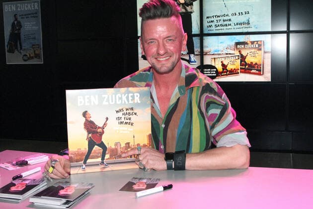 Entertainment Themen der Woche KW44 Entertainment Bilder des Tages Hamburg Ben Zucker Ben Zucker bei einer Autogrammstunde in Hamburg anlaesslich der Praesentation seiner neuen CD, Hamburg, 01.11.2022 *** Hamburg Ben Zucker Ben Zucker at an autograph session in Hamburg on the occasion of the presentation of his new CD, Hamburg, 01 11 2022 Copyright: xEibner-Pressefotox EP_eer