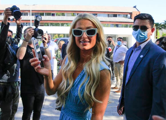 Bilder des Jahres 2022, Entertainment 11 November Entertainment Themen der Woche KW44 Santiago, 2 de noviembre de 2022 Paris Hilton visita el Instituto Teleton de Santiago, acompanada de Mario Kreutzberger Don Francisco. Juan Eduardo Lopez Aton Chile, Santiago Chile Aton_655100 *** Santiago, November 2, 2022 Paris Hilton visits the Teleton Institute of Santiago, accompanied by Mario Kreutzberger Don Francisco Juan Eduardo Lopez Aton Chile, Santiago Chile Aton 655100  Copyright: JUANxEDUARDOxLOPEZ ATONxCHILE