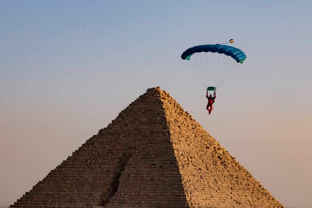 News Themen der Woche KW44 News Bilder des Tages Skydiving Festival At Pyramids Of Giza, Egypt Skydivers fly over the pyramids of Giza during the skydiving festival with the participation of more than a thousand skydivers from 20 states on November 02, 2022, in Giza, Egypt. Giza Egypt  Copyright: xMahmoudxElkhwasx originalFilename: abdelkhalekali-notitle221102_nppnG.jpg