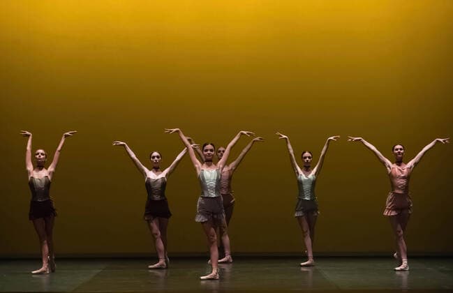 Entertainment Themen der Woche KW44 Entertainment Bilder des Tages November 2, 2022, Malaga, Spain: Dancers perform on the stage during the Gala of the stars. Kyiv ballet dancing from the heart , at Cervantes Theatre. Ukraine National Ballet arrives at Cervantes Theatre in only performance with a solidarity gala for Ukraine, amid the war between Russia and Ukraine. Malaga Spain - ZUMAs197 20221102_zaa_s197_177 Copyright: xJesusxMeridax