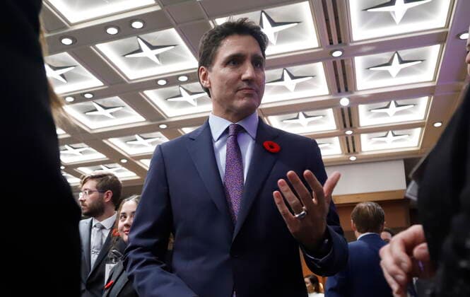 November 2, 2022, Ottawa, ON, Canada: Prime Minister Justin Trudeau speaks with guests before the start of a Sustainable Finance Forum on Parliament Hill in Ottawa on Wednesday, November 2, 2022. Ottawa Canada  - ZUMAc35_ 20221102_zaf_c35_106 Copyright: xPatrickxDoylex