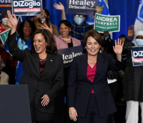 News Themen der Woche KW44 News Bilder des Tages United States Vice President Kamala Harris, left, and Massachusetts candidate for governor Maura Healey acknowledge their supporters at the conclusion of a rally at the Reggie Lewis Athletic Center in Boston, Massachusetts, USA, 02 November 2022. Copyright: xCNPx xMediaPunchx