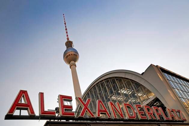 S-Bahnhof Alexanderplatz mit dem Berliner Fernsehturm am Abend, Alex, Berlin-Mitte, Deutschland, Berlin Alexanderplatz S-Bahn station with the Berlin TV tower in the evening, Alex, Berlin-Mitte, Germany, Berlin BLWS675132 *** S Train station Alexanderplatz with the Berlin Television Tower on Evening, Alex, Berlin Center, Germany, Berlin Alexanderplatz S Rail Station With The Berlin TV Tower in The evening, Alex, Berlin Center, Germany, Berlin BLWS675132 Copyright: xblickwinkel S.xZiesex
