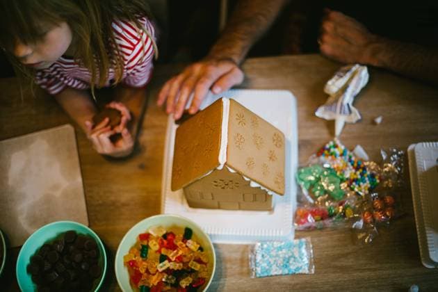Dad and daughter build gingerbread house in Christmas tradition Gurnee, Illinois, United States CR_WVNP221020-1039542-01 ,model released, Symbolfoto