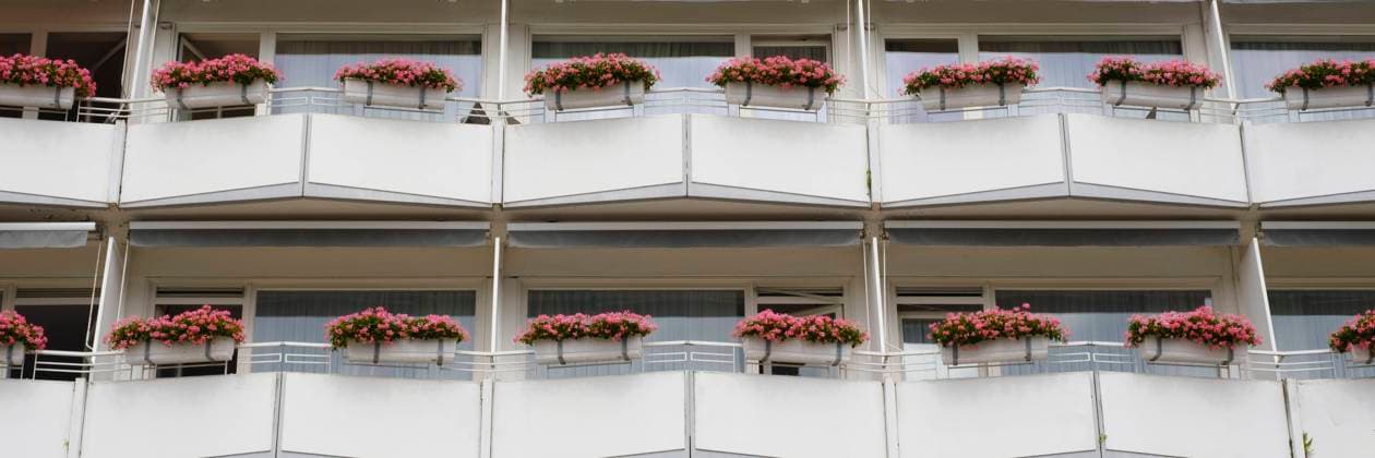 Fassade mit Balkonen und Blumenkästen, Bad Salzuflen, Ostwestfalen-Lippe, Nordrhein-Westfalen, Deutschland, Europa *** Facade with Balconies and flower boxes, Bathroom Salzuflen, Ostwestfalen Lip, North Rhine Westphalia, Germany, Europe 1100402571