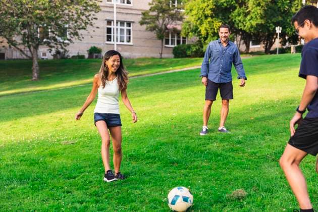 Happy family playing football on grass in lawn model released, Symbolfoto, DMMF00162