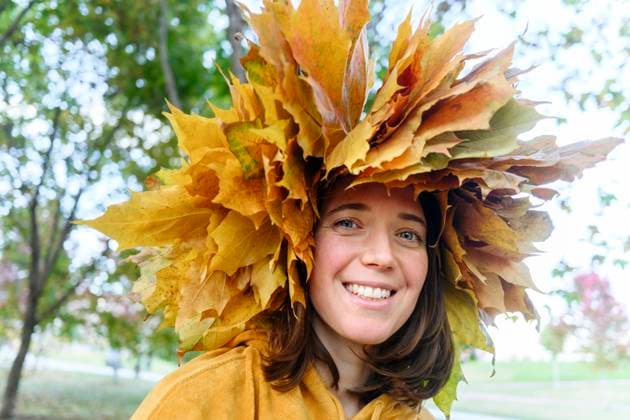 IMAGO Creative: Herbst, Herbstkränze Smiling woman wearing wreath made of autumn leaves in park model released, Symbolfoto, EYAF02213