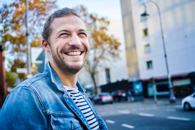 Portrait of bearded young man in the city laughing model released, Symbolfoto, FMKF05343