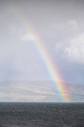 Creative Highlights World Regenbogen am Loch Linnhe, Nähe Fort William, Schottland, Großbritannien, Europa *** Rainbow on Hole Linnhe, Proximity Fort William, Scotland, Great Britain, Europe Copyright: imageBROKER/SonjaxJordan ibxjor08756110.jpg