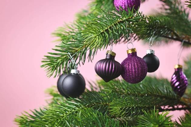  Nahaufnahme von schönen lila Glas Baumkugel mit violetten und schwarzen dekoriert Weihnachten auf hellrosa Hintergrund *** Close-up from beautiful purple Glass Tree ball with purple and Black people decorated Christmas at Light Pink Background Copyright: imageBROKER/Firn ibxmob08742035.jpg