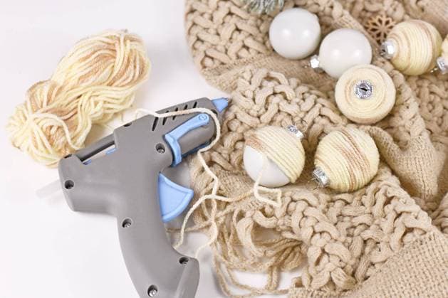 DIY Weihnachtskugeln im Boho-Stil mit cremefarbener Kordel, die mit einer Heißklebepistole an Kugeln befestigt werden *** DIY Christmas balls at boho Style with cremefarbener Cord, the with a hot glue gun to Balls fixed become Copyright: imageBROKER Firn ibxmob08752304.jpg