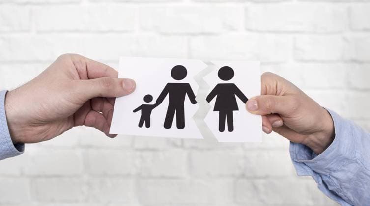 Ehepaar hält Familienpapier auseinandergerissen *** married couple holds family paper torn apart Copyright: imageBROKER/OleksandrxLatkun ibxole08509155.jpg