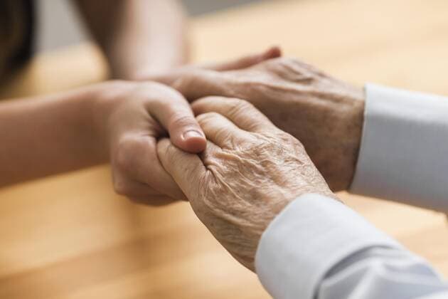 Krankenschwester hält älteren Mann s Hände Empathie. Auflösung und hohe Qualität schönes Foto *** Nurse holds older Man S Hands empathy Resolution and high Quality Beautiful Photo Copyright: imageBROKER OleksandrxLatkun ibxole08510834.jpg