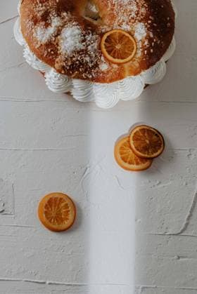 Overhead of Roscon of Kings with sprinkles decorated with orange slices and placed on table with shadows VanesaGarcia_ID3235_105790_011 Copyright: xVanesaxGarciax Model Released