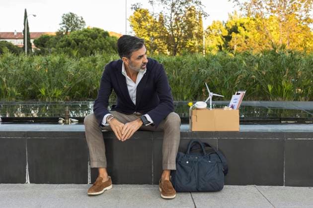 IMAGO Creative: Business - Progressive Geschäftsmodelle Contemplative businessman by box siting on wall model released, Symbolfoto property released, JCCMF07523