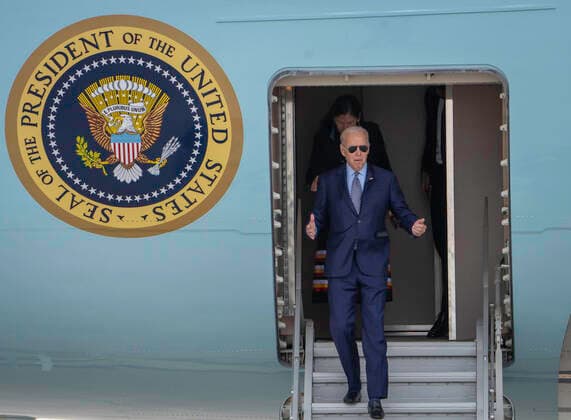 November 3, 2022, Albuquerque, New Mexico, USA: .President Joe Biden makes a stop in Albuquerque to campaign for Gov. Michelle Luan Grisham Thursday afternoon. Pictured is the President walking out of Air Force One. .Albuquerque, New Mexico Albuquerque Journal Albuquerque USA - ZUMAab1_ 20221103_zaf_ab1_007 Copyright: xRobertoxE.xRosalesx